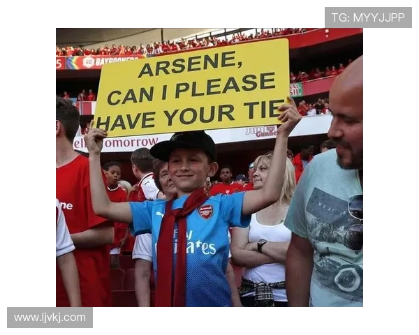 阿森纳众将暖心签名小球迷现场